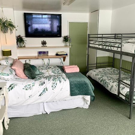 Warmley Barrs Court Beds Bed & Breakfast エクステリア 写真